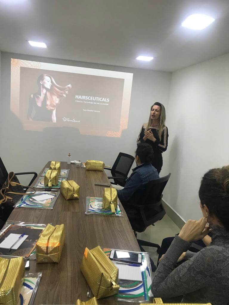 Palestrante da Pharma Special apresentando o evento Hairsceuticals