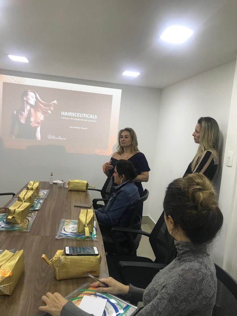 Participantes acompanhando a apresentação sobre tricologia