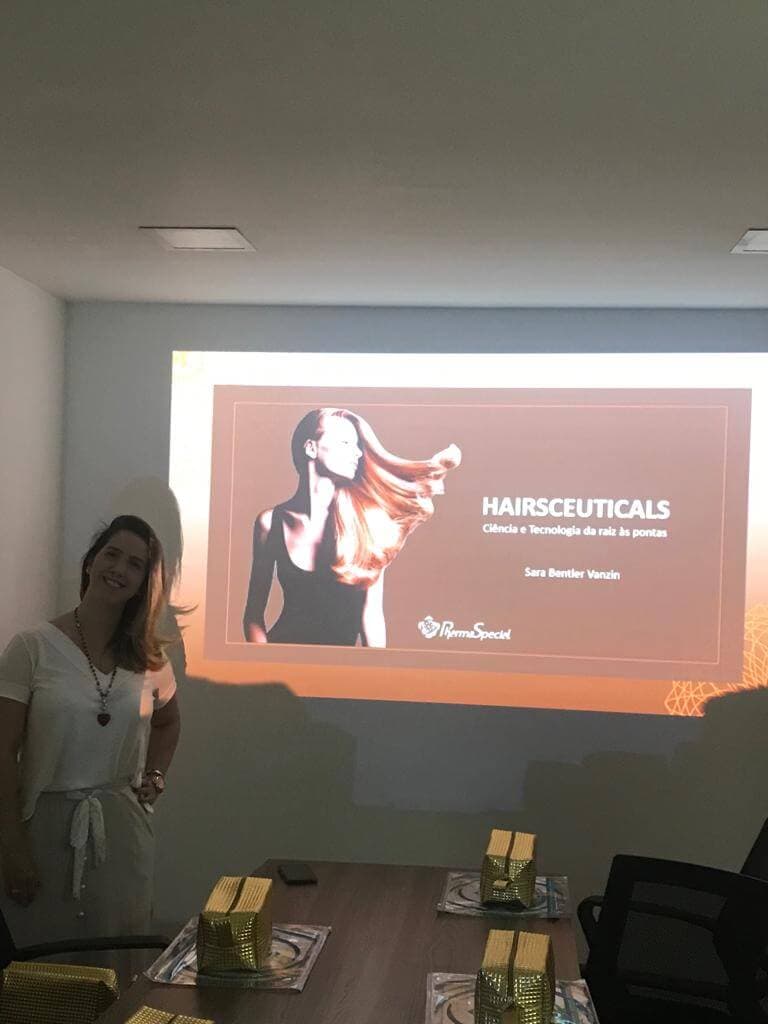 Material de apoio do evento Hairsceuticals sobre a mesa