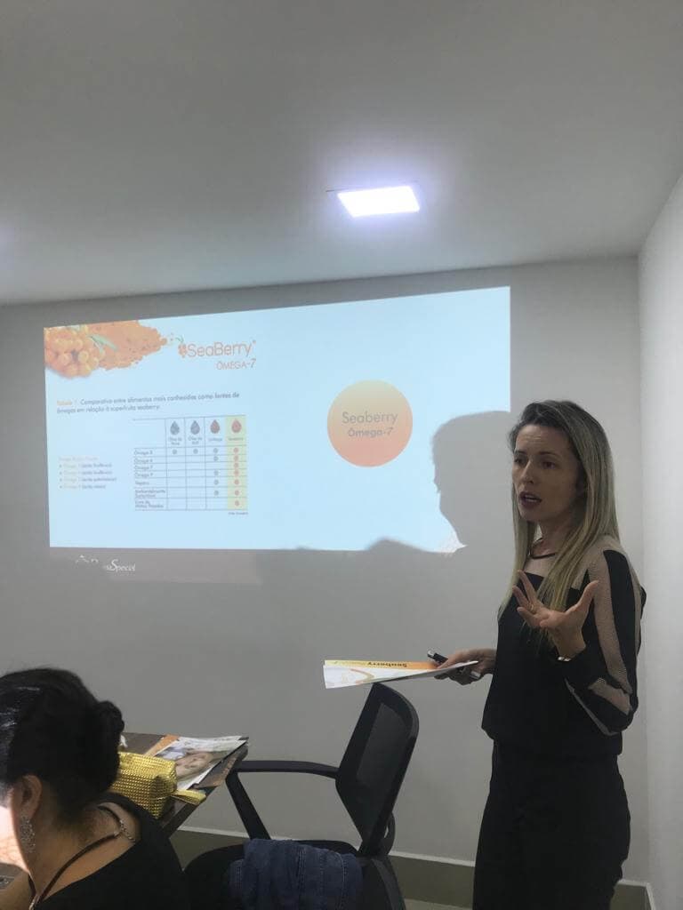 Palestrante da Pharma Special apresentando o evento Hairsceuticals