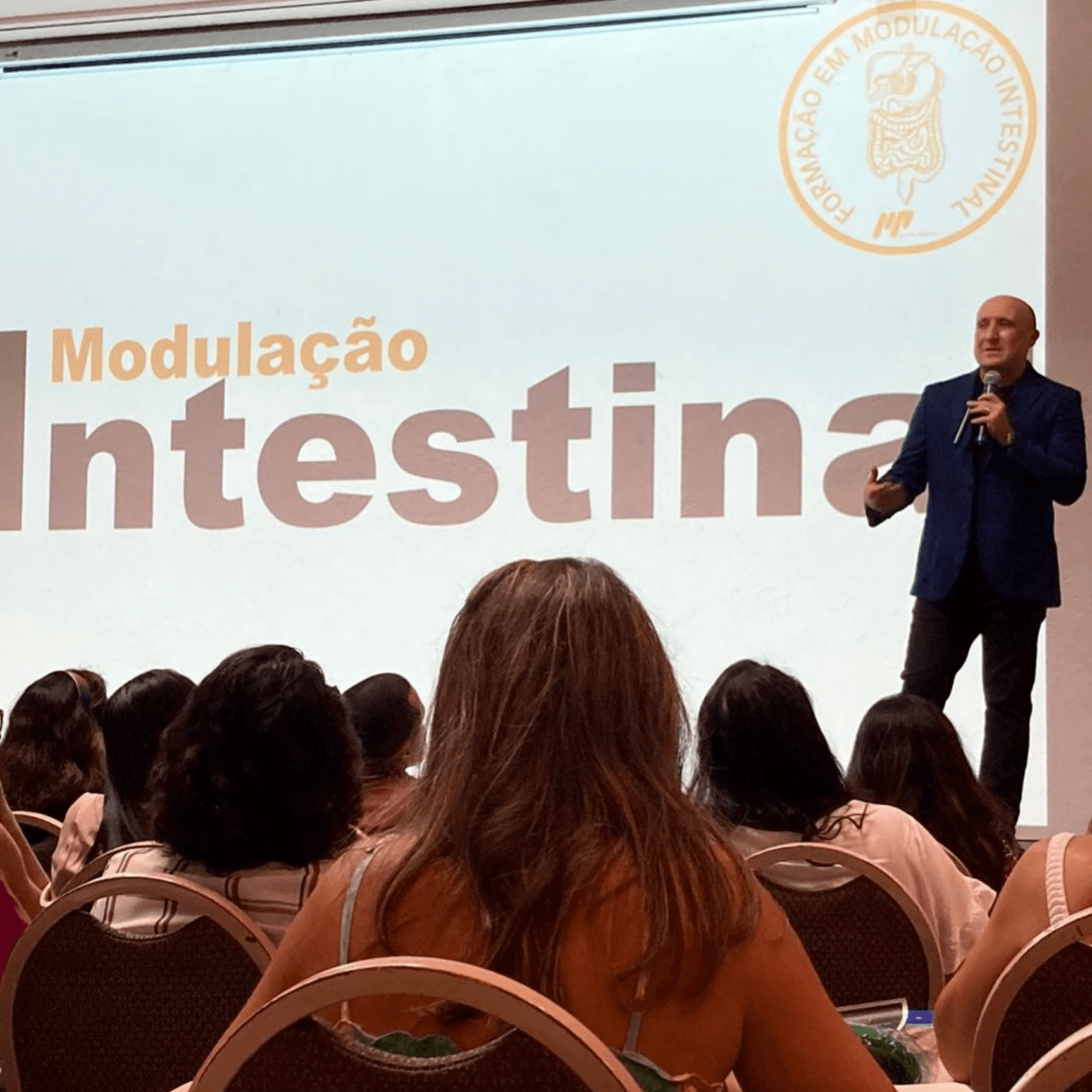 Murilo Pereira apresentando o curso Modulação Intestinal para a plateia